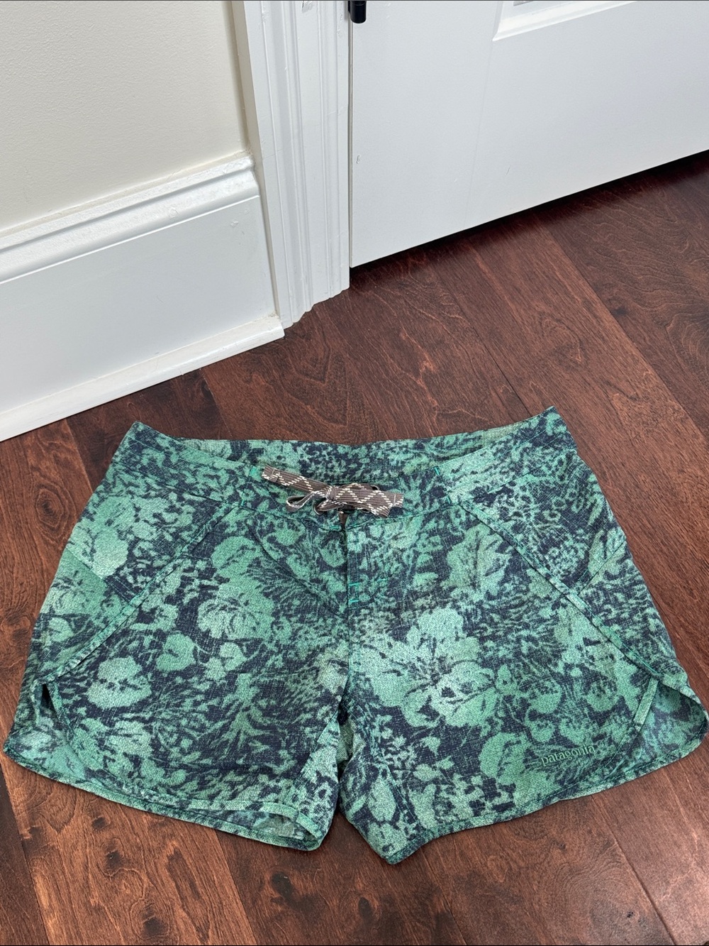 Patagonia Women’s Shorts Green Tropical Hawaiian Print Board Beach Casual, sz 4